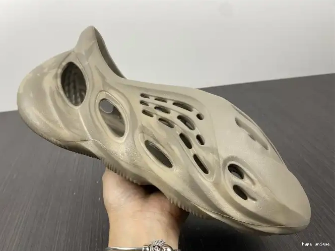 hype Stone RNNR Sage Adidas Foam Yeezy GX4472 0511